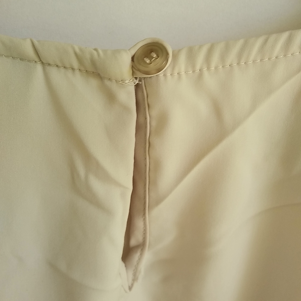 Modern Essentials XL Creme Shell Top Plus - Picture 5 of 6
